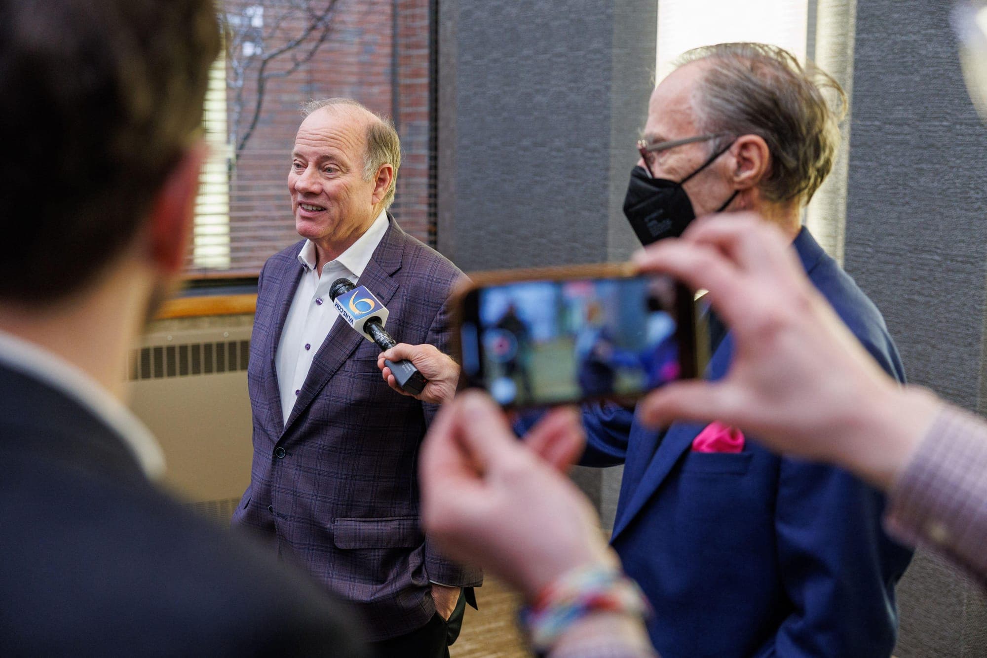 Deadlines Loom as Independent Candidates Hit the Two-Party Wall