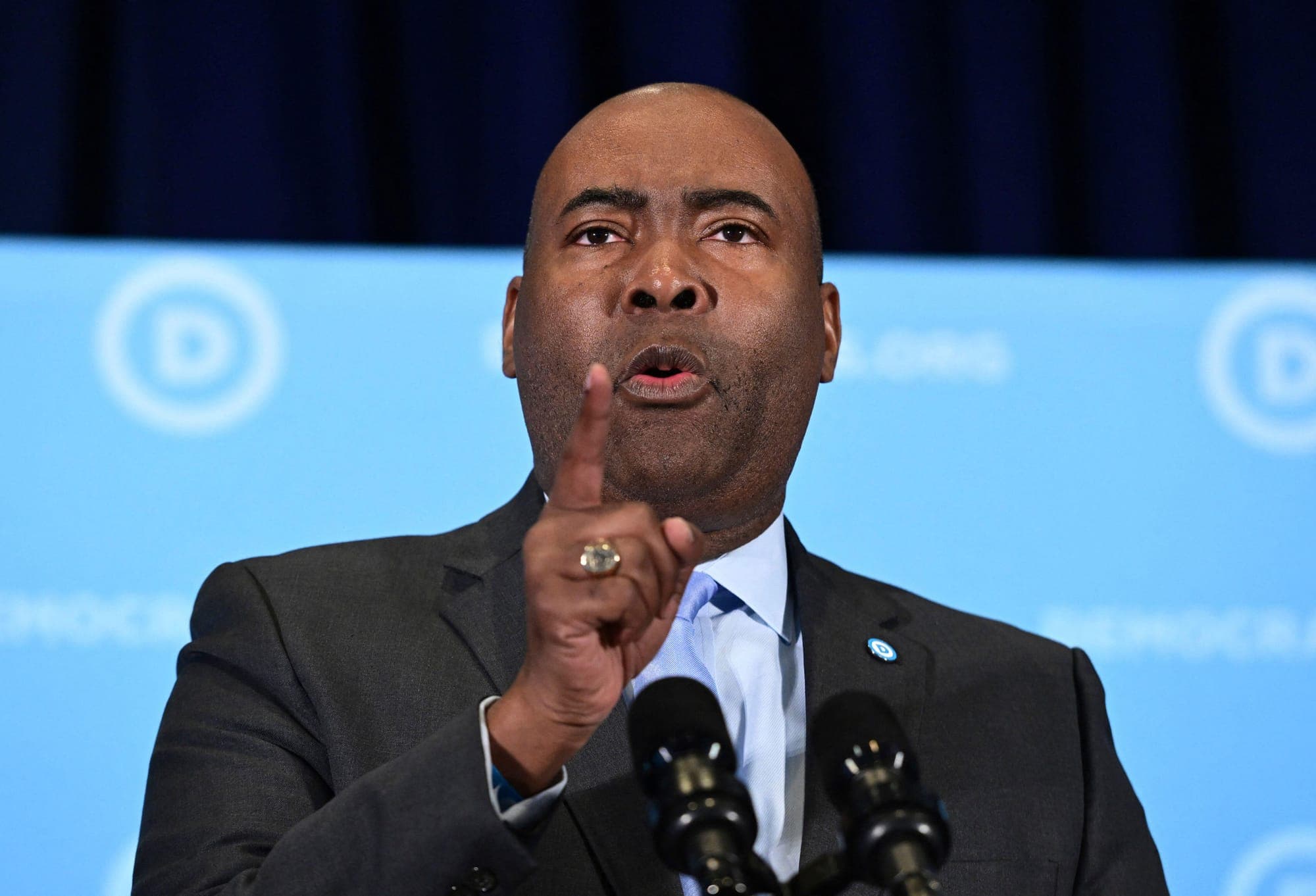 Former DNC Chair Ridicules Independents — Calls Them a 'Schtick'